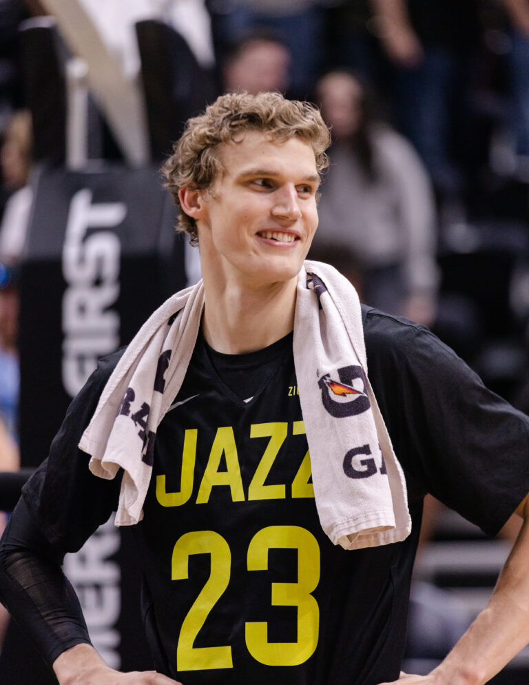 Jazz säkitti kolmosilla Hawksin kumoon – Markkanen 32 pistettä, 8 levypalloa