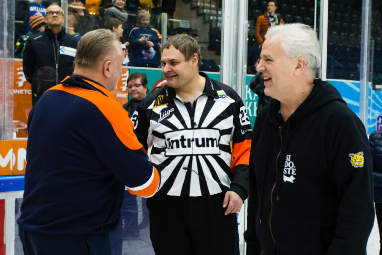 Erotuomari Timo Favorin hyppäsi kaukalosta parketin laidalle