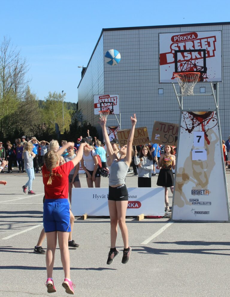 Pirkka Street Basket vieraili Salossa – koululaiset nauttivat katukoriksesta ja auringosta