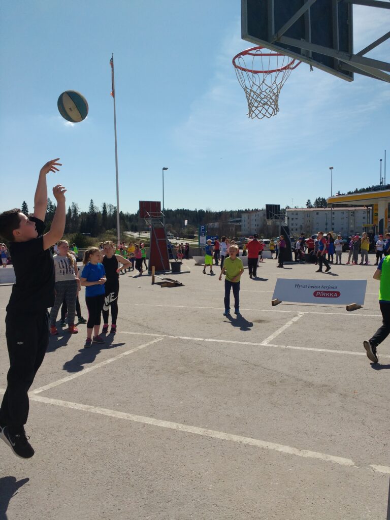 Aurinko hemmotteli koululaisia Klaukkalan Pirkka Street Basket -tapahtumassa