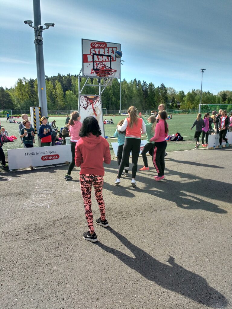 Pirkka Street Basket -kiertue keräsi alakoululaiset pelaamaan katukorista Espoossa