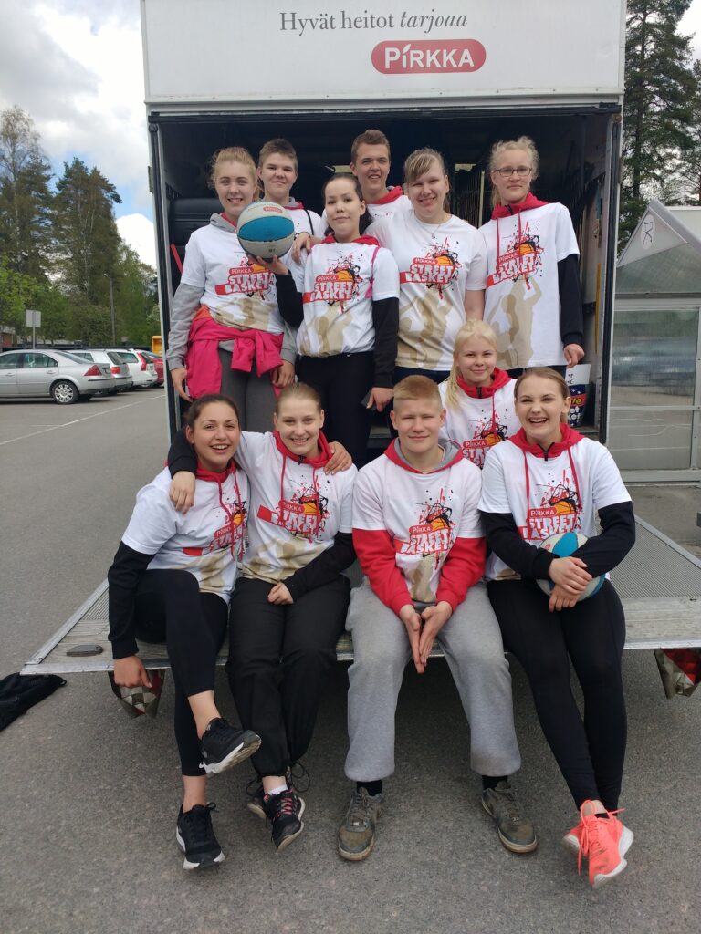 Karkkilassa iloittiin katukoriksesta – noin sata lasta pelasi Pirkka Street Basketissa