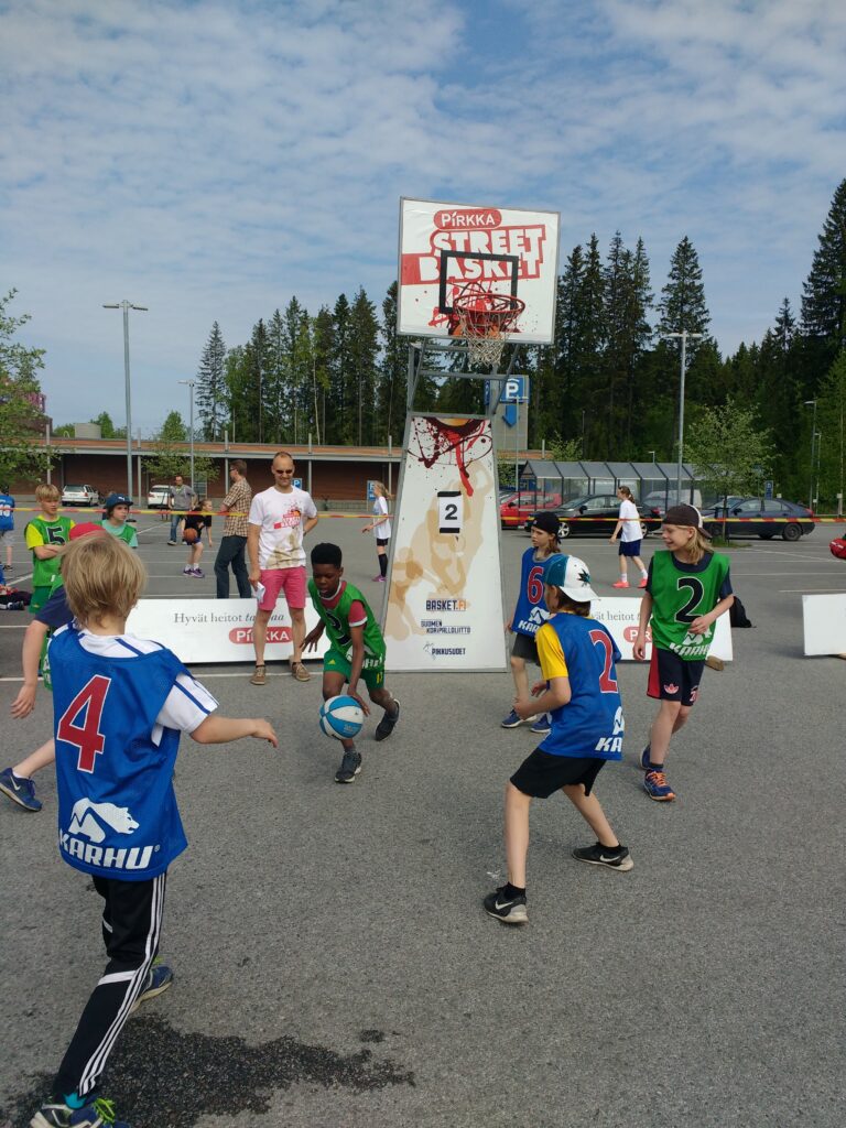 Pirkka Street Basket -kiertue liikutti alakoululaisia Tampereen Linnainmaalla