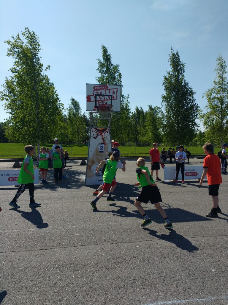 Pirkka Street Basket keräsi 130 lasta nauttimaan liikunnan riemusta Porin Kirjuriluotoon
