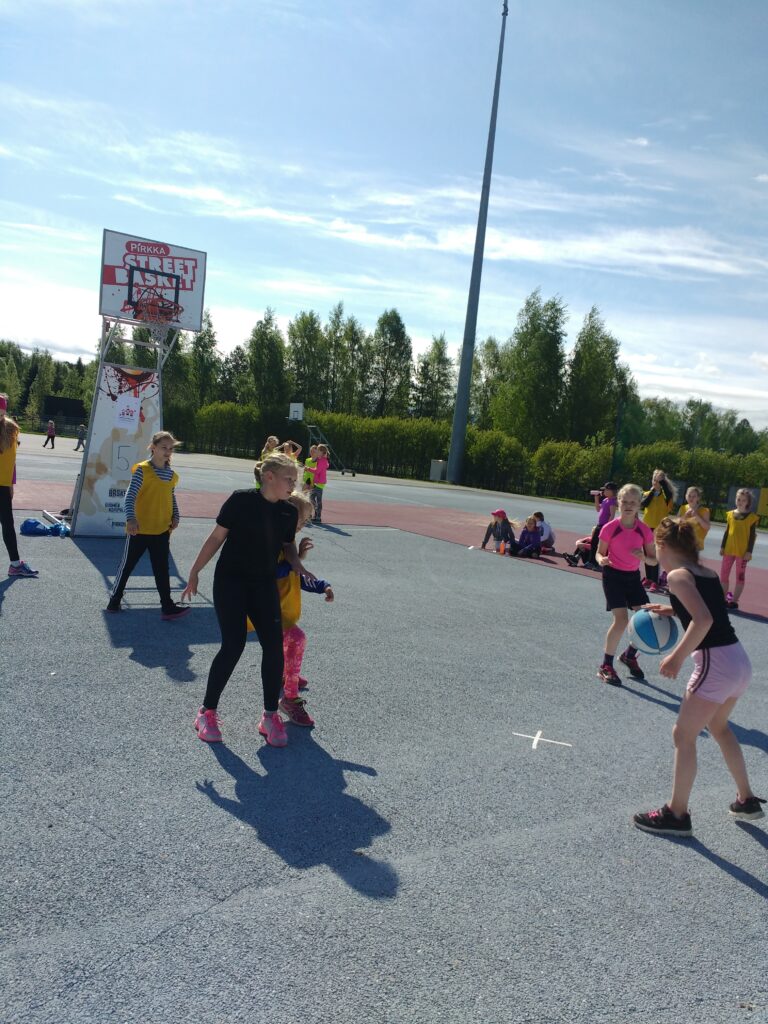 ”Vuoden hauskin koulupäivä” Oulussa – Pirkka Street Basket liikutti alakoululaisia