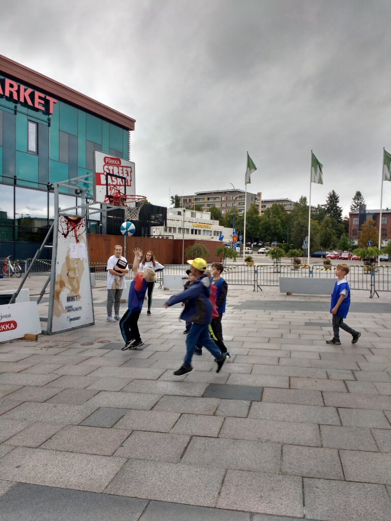 Liikunnan riemua Hyvinkäällä – Pirkka Street Basket keräsi noin 250 lasta pelaamaan katukorista