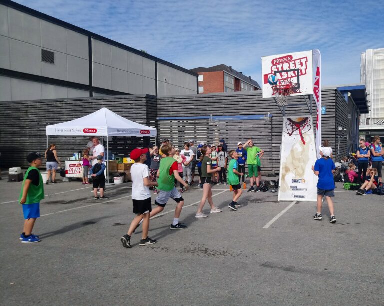 Pirkka Street Basket ja Vuoden Hauskin Koulupäivä Forssassa