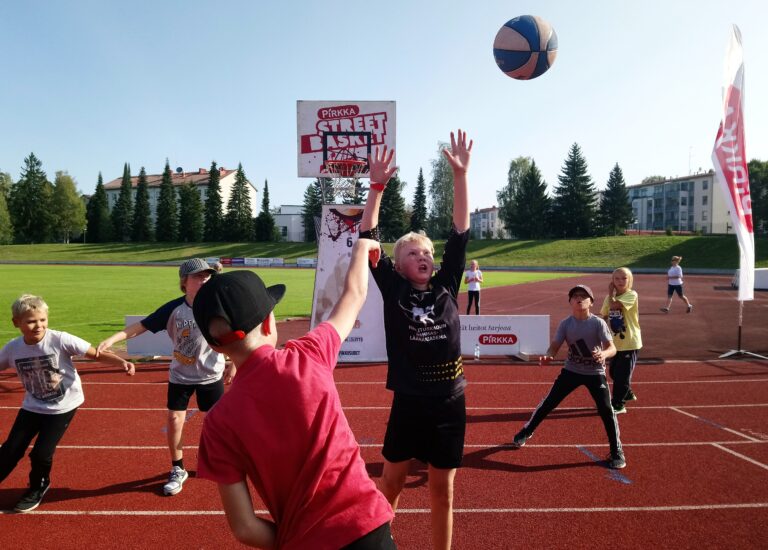 Pirkka Street Basket aurinkoisessa Kouvolassa