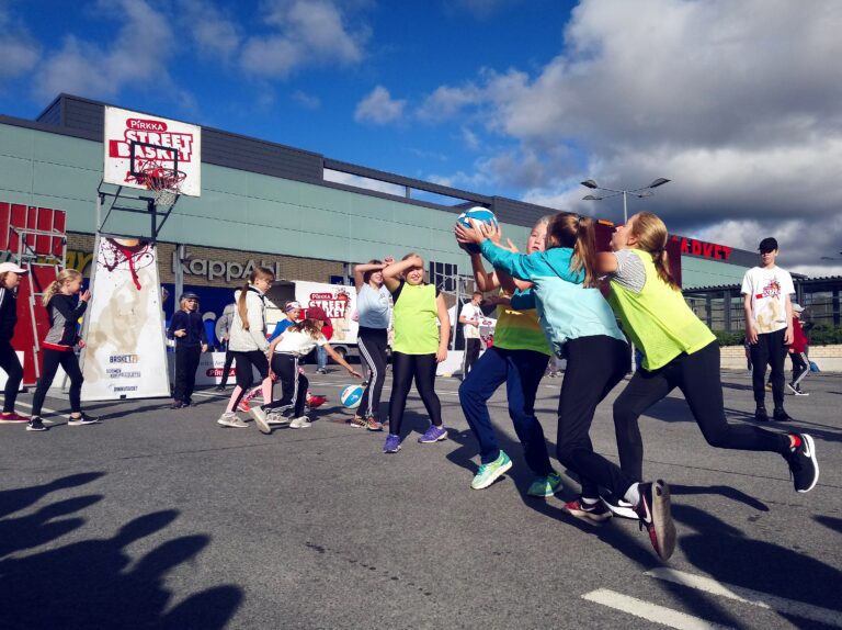 Aurinkoinen Pirkka Street Basket Raumalla