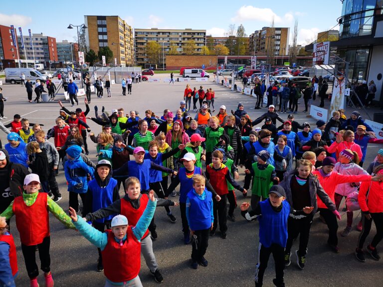 Pirkka Street Basket aurinkoisessa Forssassa