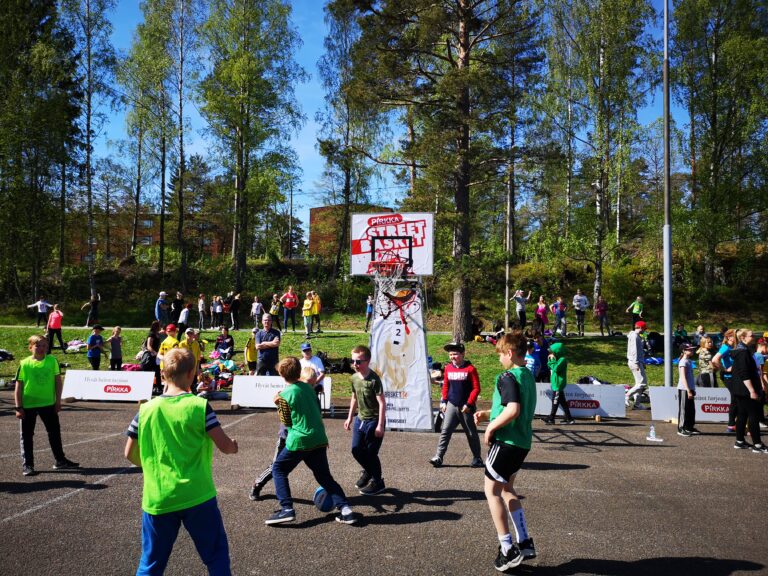 Aurinko hemmotteli Pirkka Street Basketissa Kotkassa