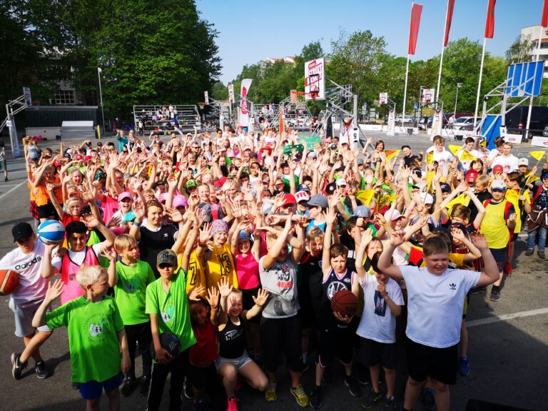 Vilinää ja vilskettä Turun Pirkka Street Basketissa