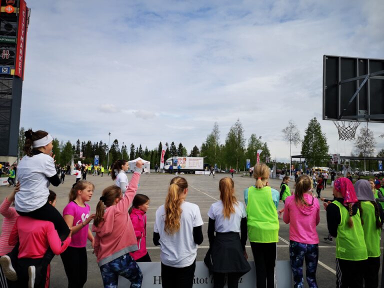 Pirkka Street Basket -tapahtumassa aurinkoinen meininki Oulussa