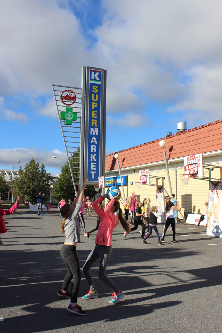 Laitilan alakoululaiset pääsivät liikkumaan Pirkka Street Basketissa