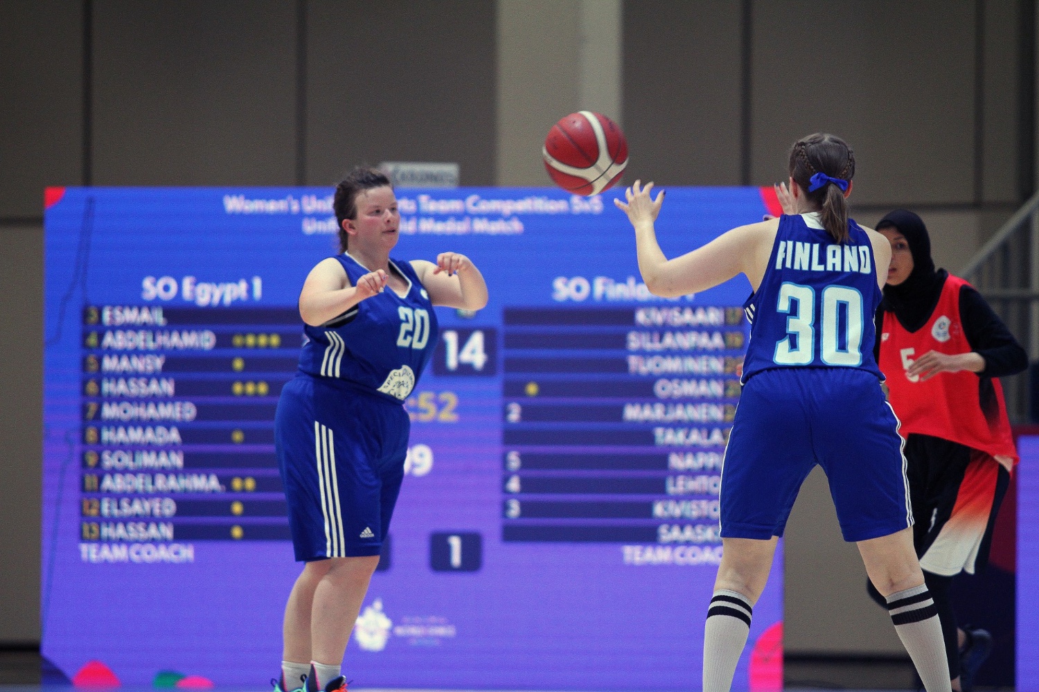Nette Tuominen (vas) syöttää pallon Veera Sääskelle. Kuva: Paralympiakomitea