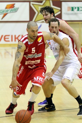 Bisons kiinni runkosarjan kakkospaikassa