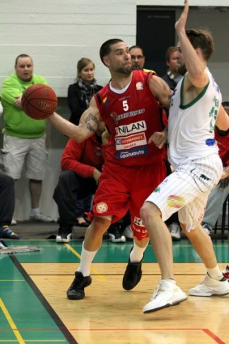 Bisons takoi murskapisteet paikalliskamppailussa