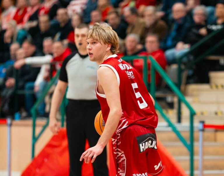 Pyrinnön Valtteri Mervola haaveili junnuna olevansa jonain päivänä Korisliiga-joukkueen avausviisikon pelinjohtaja – nyt kun se on totta, se on pelaajalle arkipäivää