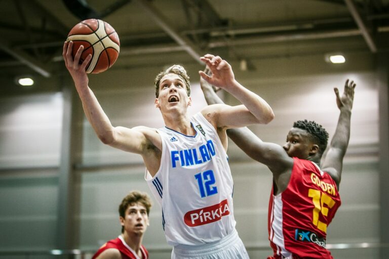 Espanja juoksi Suomen 18-vuotiailta pojilta jalat alta