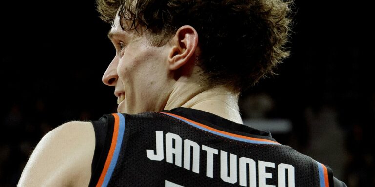 Mikael Jantunen kaatamassa Euroliigan mestaria – Olivier Nkamhoua kovassa iskussa