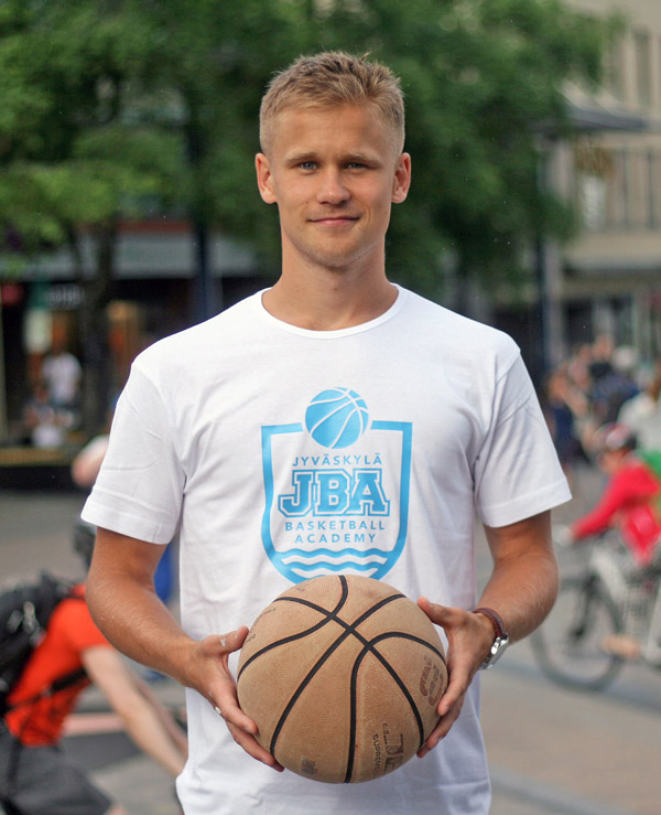 Robert Juvonen JBA:n ensimmäinen sopimuspelaaja