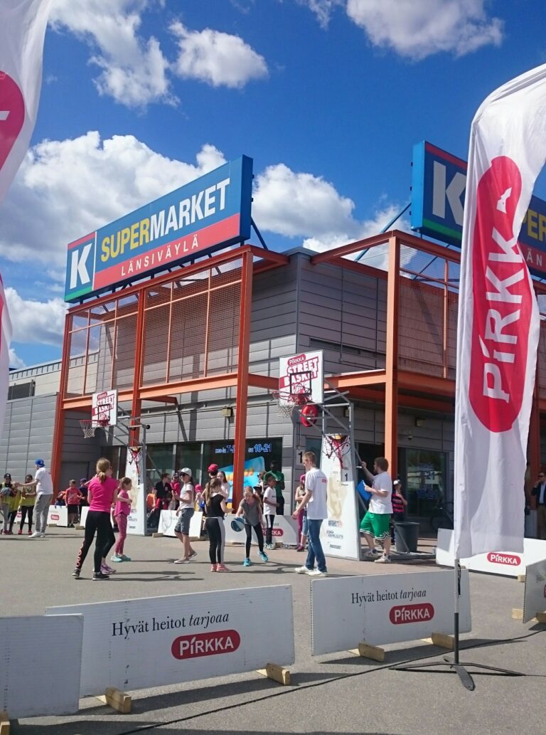 Aurinko hemmotteli Pirkka Street Basket -tapahtumaa Jyväskylässä