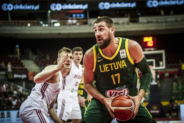 Tuplatornit Sabonis ja Valanciunas Liettuan tukipilarit matkalla MM-kisoihin
