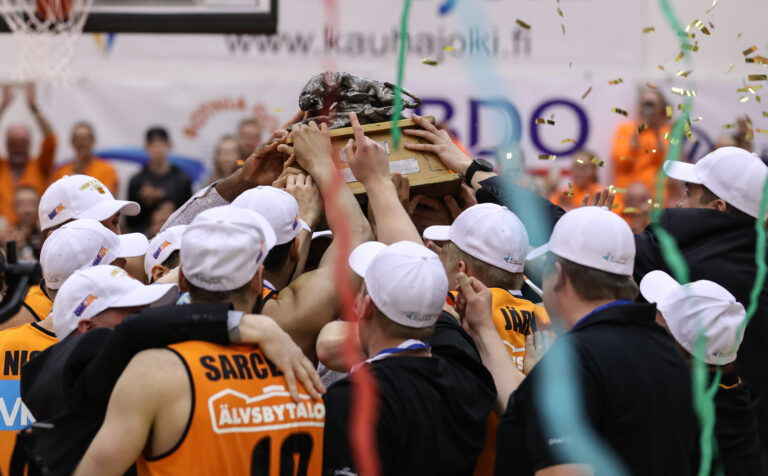 Kaksi edellistä mestaruutta voittanut Karhu Basket osallistuu Mestarien liigan karsintoihin