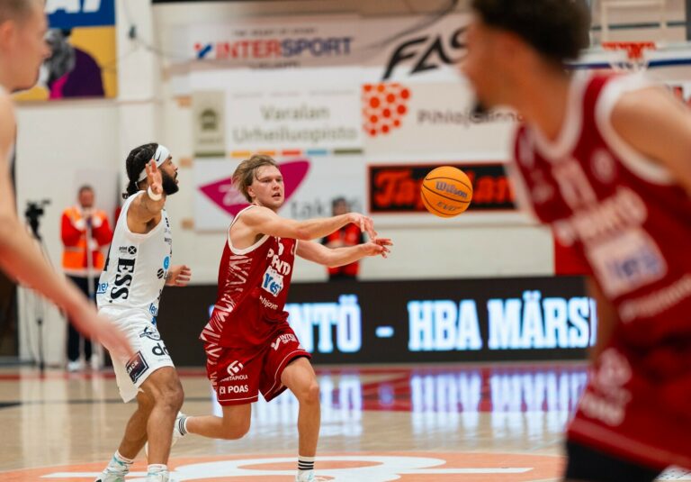 Pyrintö dominoi peliä häkellyttävin pistelukemin – toisaalla Gustavson ja Granlund johtivat omat joukkueensa voittoihin