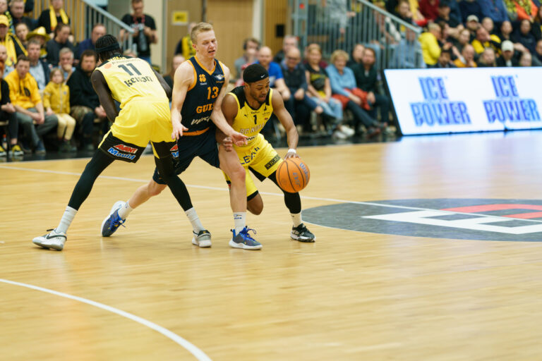 Korisliiga-finaalit tasoissa: Seagulls tiukassa väännössä höyhenen verran parempi