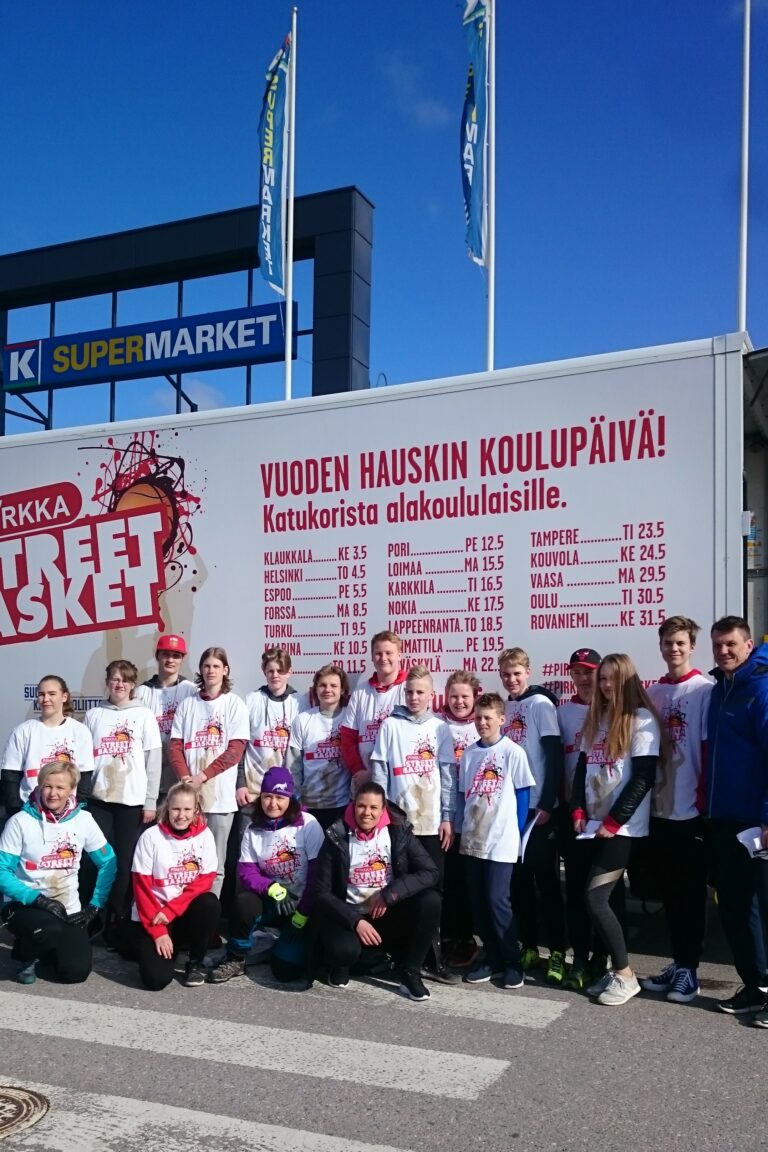 Alakoululaiset riemuissaan – Pirkka Street Basket -kiertue Kaarinassa