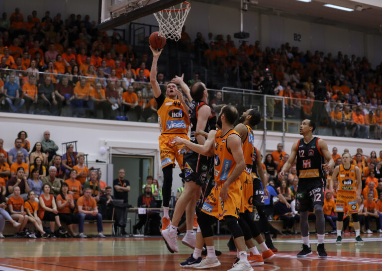 Karhu Basket voitti kolmannen finaalin kotiluolassaan – Kouvot puolustaa omaa kotitaikaansa perjantaina