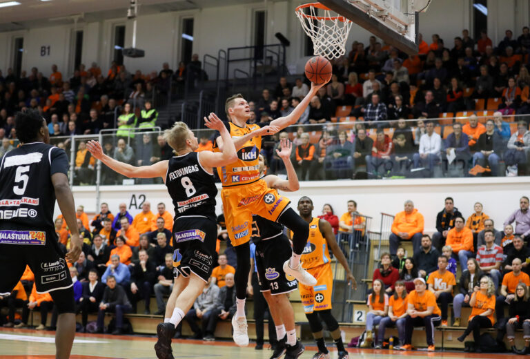 Viikon Veikkauspeli: Karhu Basket isännöi Vilpasta Korisliigan kärkiottelussa