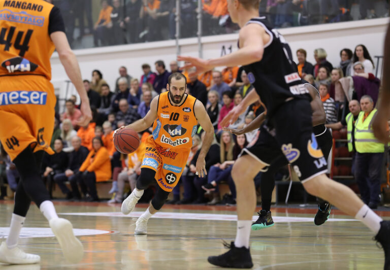 Karhu Basket nousi kotiluolassaan väkisin paikallisvastustaja Kobrien ohi