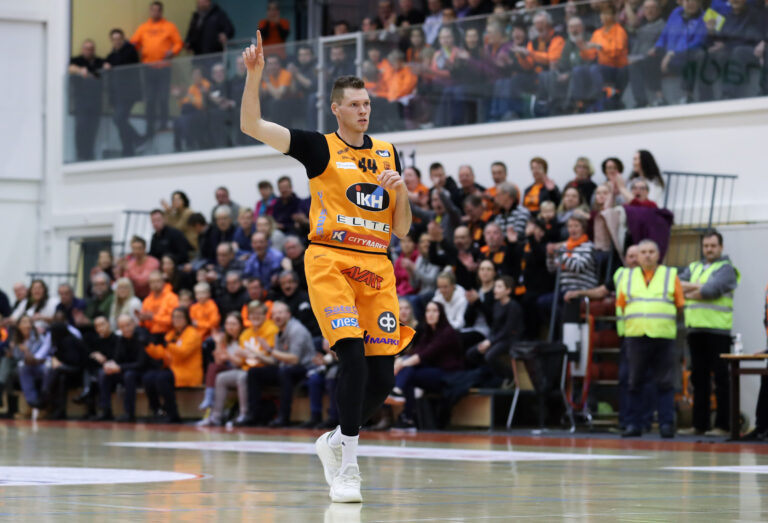 Manganon paluu johdatti Karhu Basketin voittoon Kobrista – ”Kauhajoesta on tullut minulle kuin toinen koti”