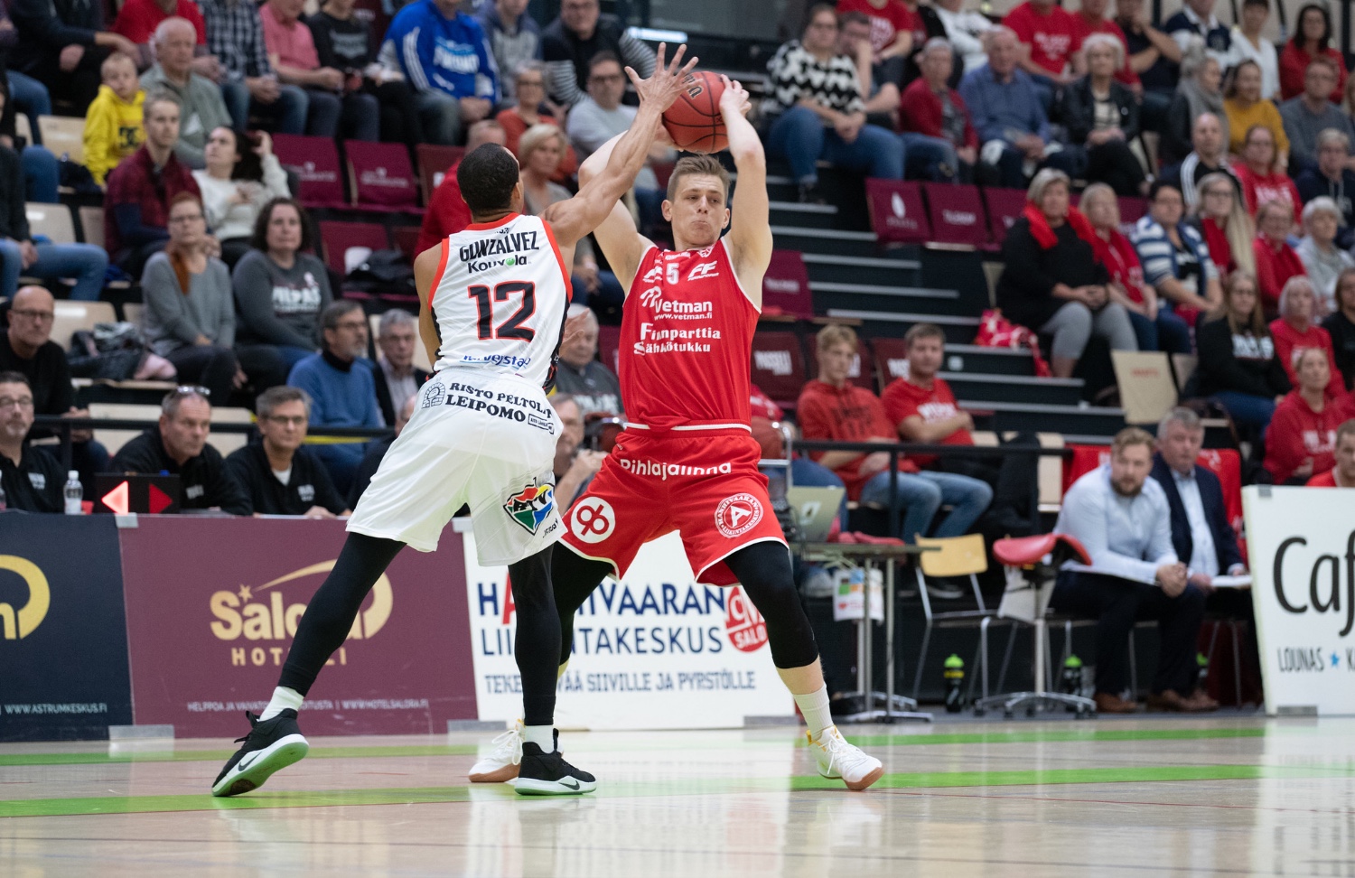 Kantonen valittiin toissa kaudella Korisliigan kehittyneimmäksi pelaajaksi, kun hän juhli Karhu Basketin paidassa seurahistorian ensimmäistä Suomen mestaruutta. Kuva: Ville Vuorinen/Korisliiga