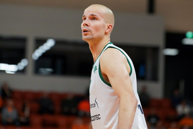 Tapiolan Honka palkkasi pitkän linjan tehomiehen vakiinnuttamaan Korisliiga-paikan, mutta haaste on yhä selättämättä – ”Putoaminen oli kova paikka erityisesti minulle”