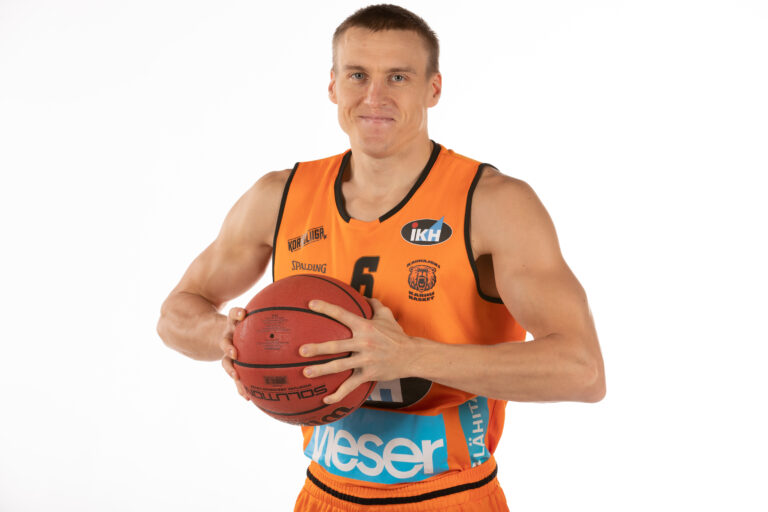 Myös Antti Niskanen jatkaa ensi kaudella Karhu Basketissa