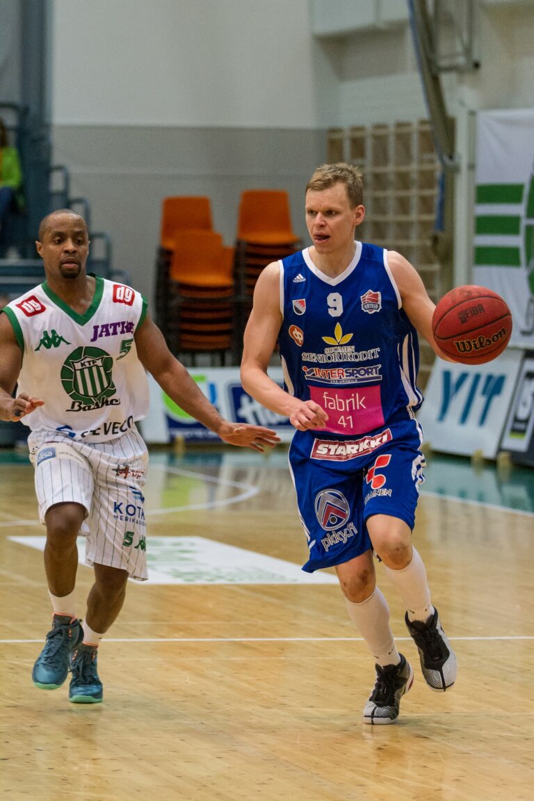 Kataja katkaisi tappioputkensa, Jukka Katajalle 10000 minuuttia täyteen Korisliigassa