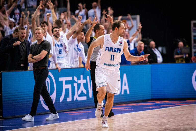Susijengi leimasi Berliinin lentoliput Tshekin kustannuksella