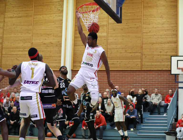 Sarjanousija Ura Basket haki yllätysvoiton Joensuusta tasapainoisella esityksellä