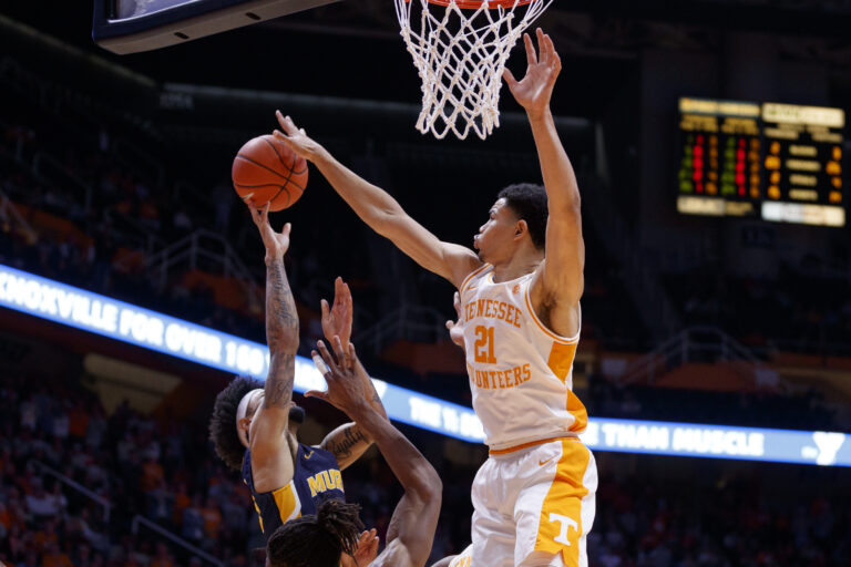 Olivier Nkamhoua 10 pistettä Tennesseen vakuuttavassa kotivoitossa