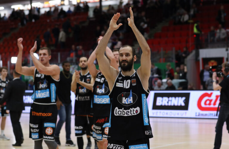 Karhu Basket tyrmäsi Kouvot vieraskentällä – Mestaruus katkolla jo sunnuntaina Kauhajoella