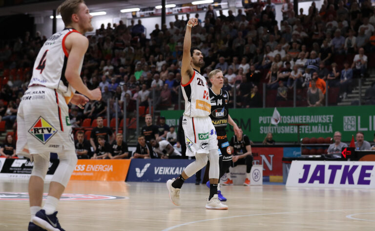 Kouvot tasoitti finaalivoitot ja aiheutti Karhu Basketille ensimmäisen tappion pudotuspeleissä