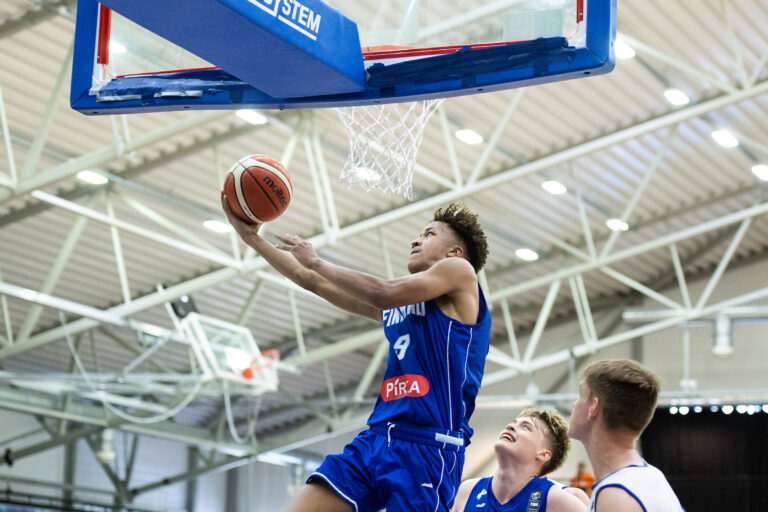 Suomen 16-vuotiaiden poikien maajoukkue voitti Ukrainan B-divisioonan EM-kisojen avauksessa