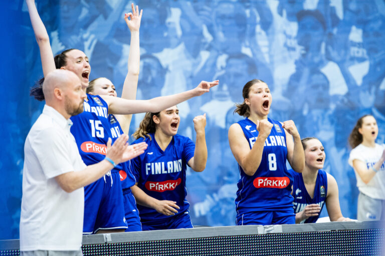 Suomen 18-vuotiaat tytöt lämmittävät Belgia-otteluilla Urhea-hallin ennen Susiladiesia