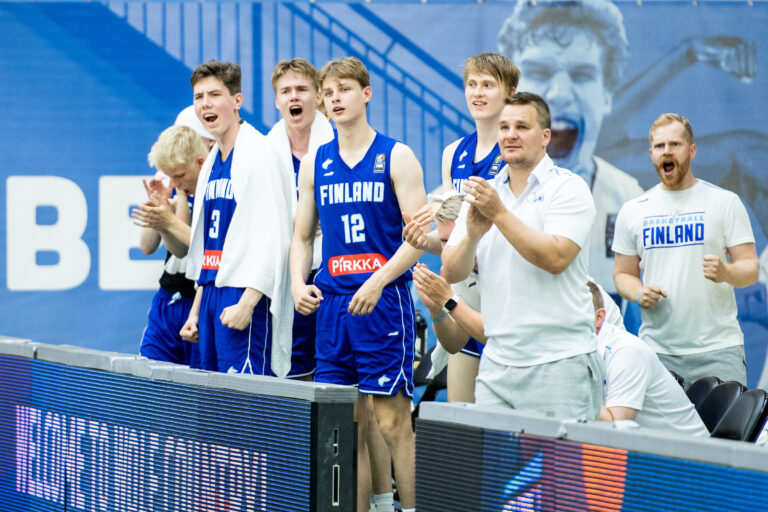 Suomen 18-vuotiaiden poikien maajoukkueelle ylivoimainen voitto Itävallasta B-divisioonan EM-kisojen avausottelussa