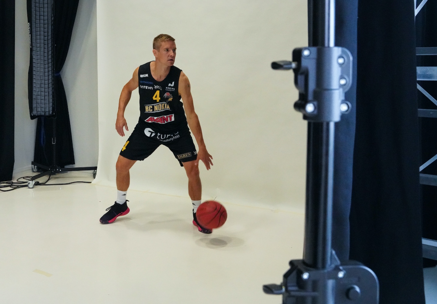 Lehto nautti olostaan kameran edessä, kun Nelonen media järjesti promokuvaukset. Kuva: Ville Vuorinen/Korisliiga