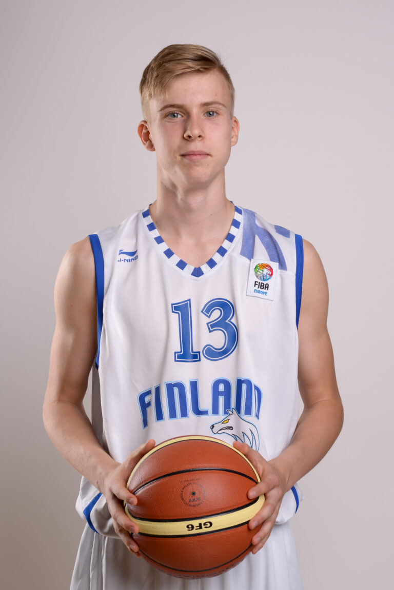 15-vuotiaat pojat pesivät Marciulioniksen koulun