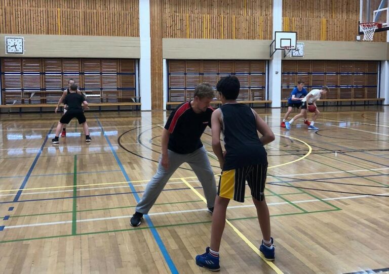 Opiskelun ja koripallon voi yhdistää Puistopolun peruskoulussa